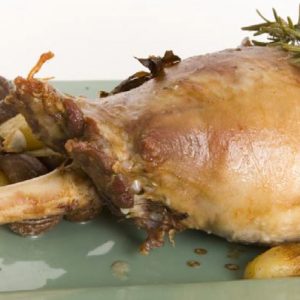 Gigot d’agneau rôti aux herbes, et aux marrons