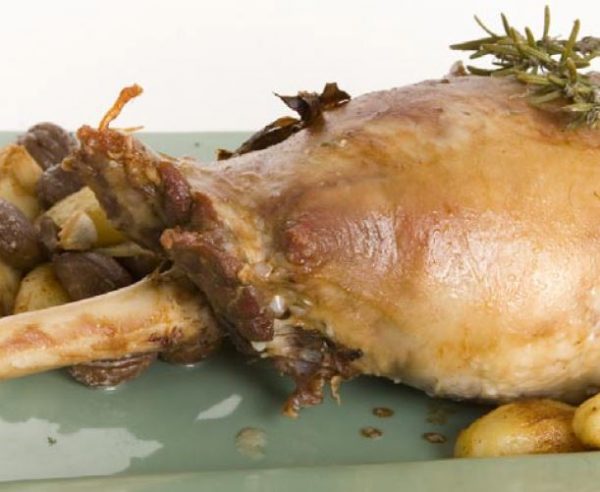 Gigot d’agneau rôti aux herbes, et aux marrons