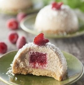 Dôme mousse marron, coeur framboise