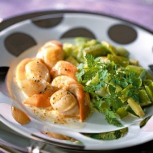 Noix de St Jacques au miel et fondue de poireaux