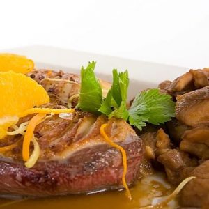 Magret de canard poêlé aux fruits, marrons & poivre de cacao